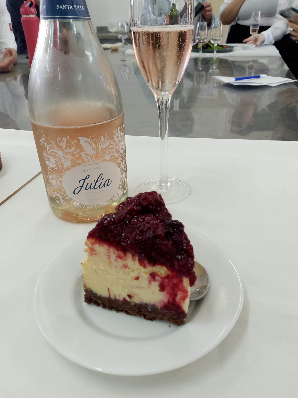 Es un vino espumante con un maridaje de un cheesecake de frutos rojos